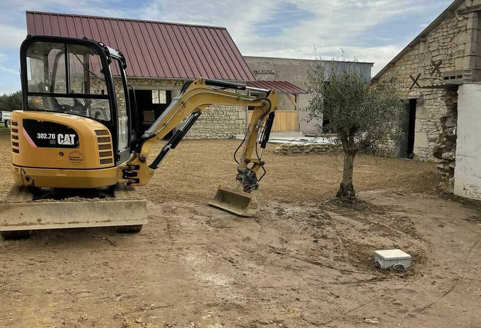 Terrassement de terrain pour préparer la construction d'une nouvelle infrastructure, réalisé par une entreprise de travaux publics à Richelieu. 